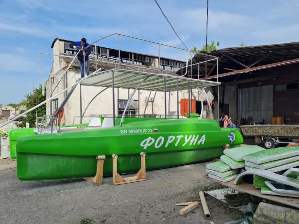 Два этажа катамаран Кайман-800. Со шторками от дождя и брызг.